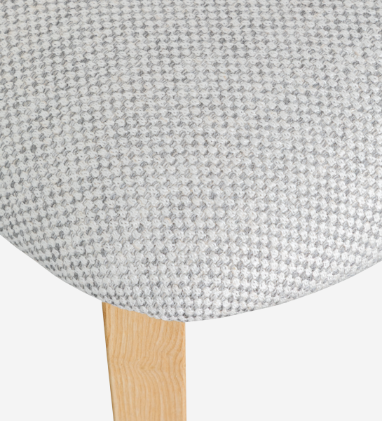 Silla en madera de fresno natural con asiento tapizado en tejido gris claro.