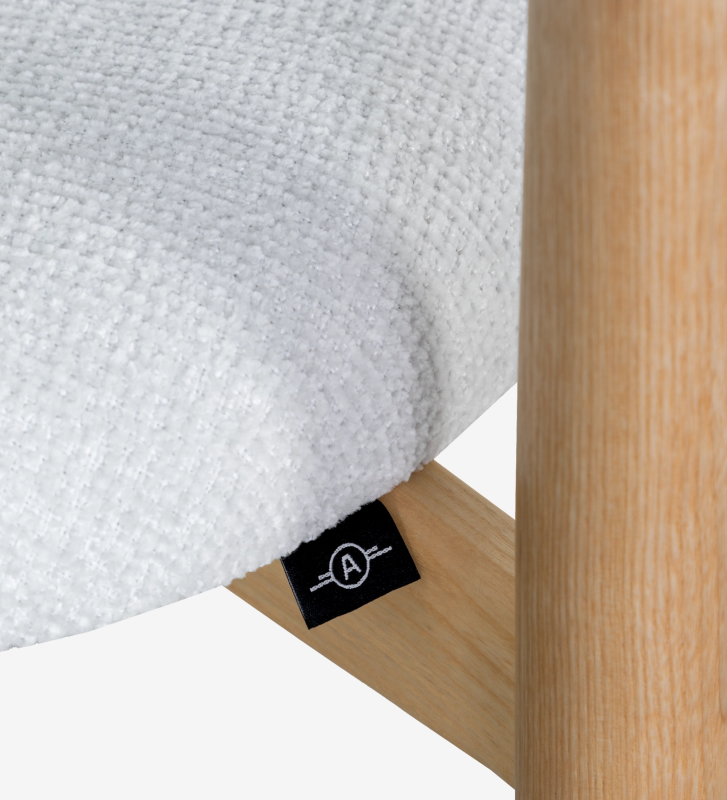 Stool in natural ash wood, with seat and backrest upholstered in pearl fabric.