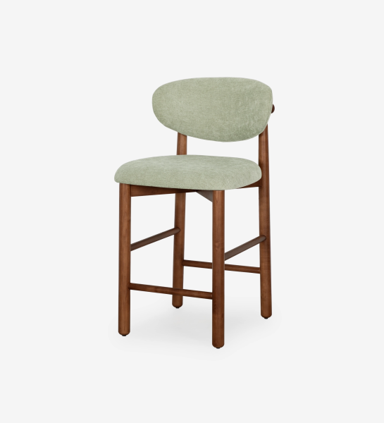 Tabouret en bois de frêne couleur noyer, avec assise et dossier rembourrés en tissu vert.