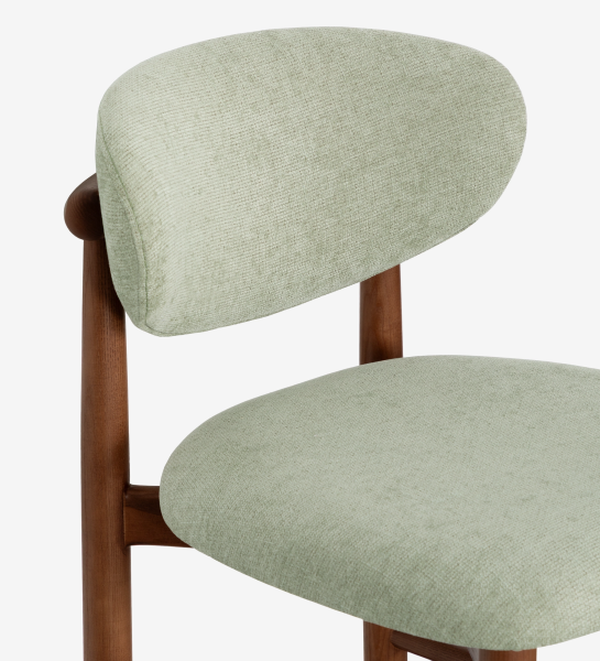 Tabouret en bois de frêne couleur noyer, avec assise et dossier rembourrés en tissu vert.