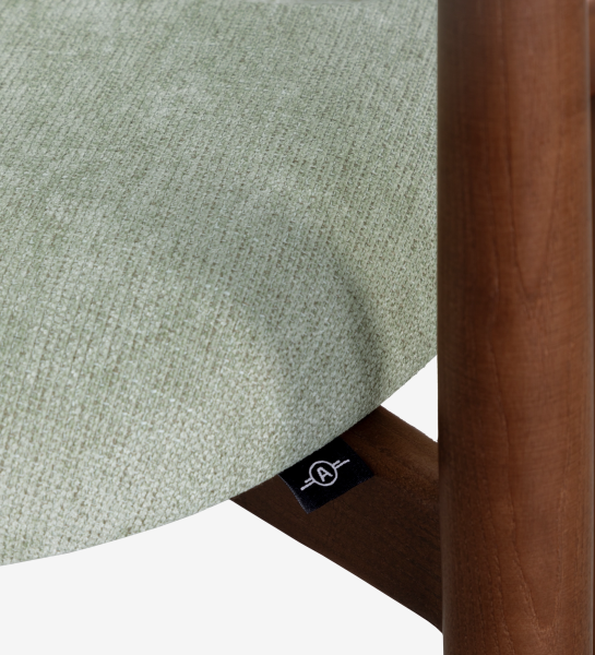 Tabouret en bois de frêne couleur noyer, avec assise et dossier rembourrés en tissu vert.
