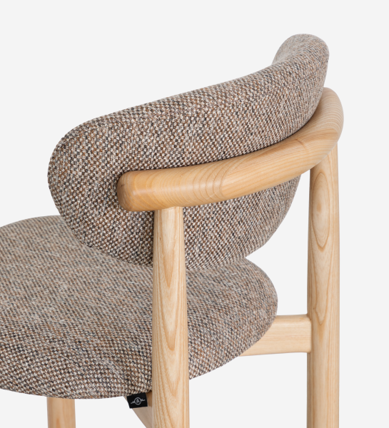 Chair in natural ash wood, with seat and backrest upholstered in multicolored fabric, primarily brown and pearl.