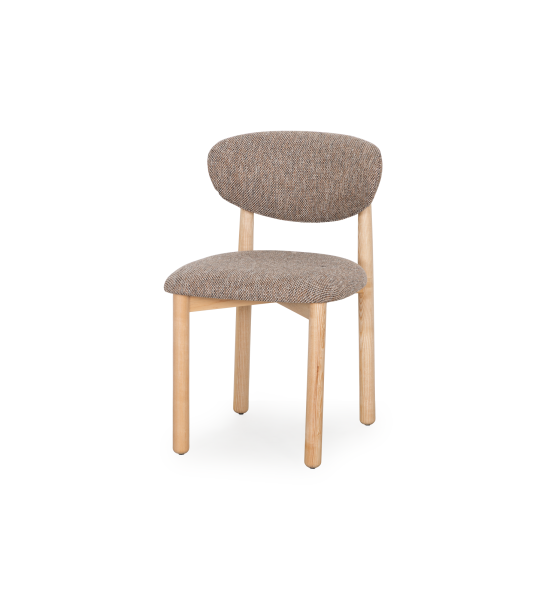Silla de madera de fresno en color natural, con asiento y respaldo tapizados en tejido multicolor, principalmente marrón y perla.