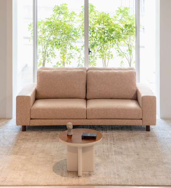 Dallas 3-seater sofa upholstered in multicolored fabric, primarily orange and pearl, folding back cushions, walnut color ash wood feet, 225 cm.
