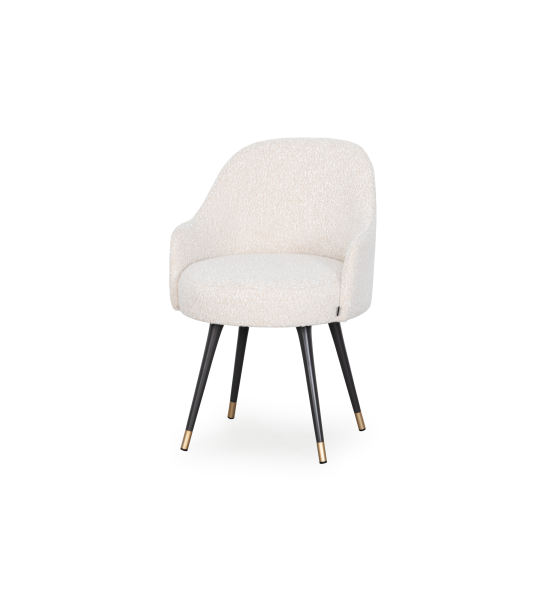 Chaise pivotante rembourrée en tissu perle avec pieds laqués noirs et détails dorés.