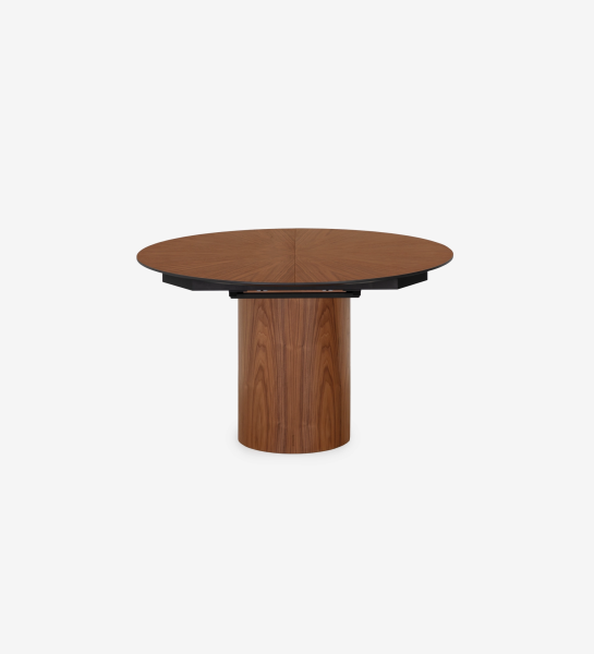 Table de repas ronde extensible Ø 130 cm, plateau en chevrons et pied en noyer naturel, détail du plateau laqué noir.