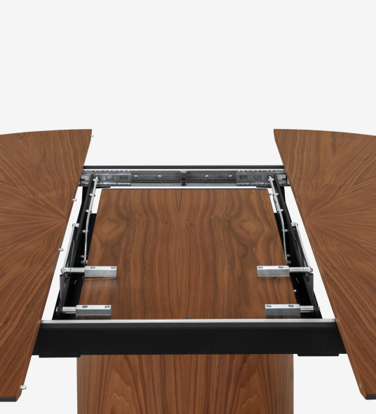 Table de repas ronde extensible Ø 130 cm, plateau en chevrons et pied en noyer naturel, détail du plateau laqué noir.