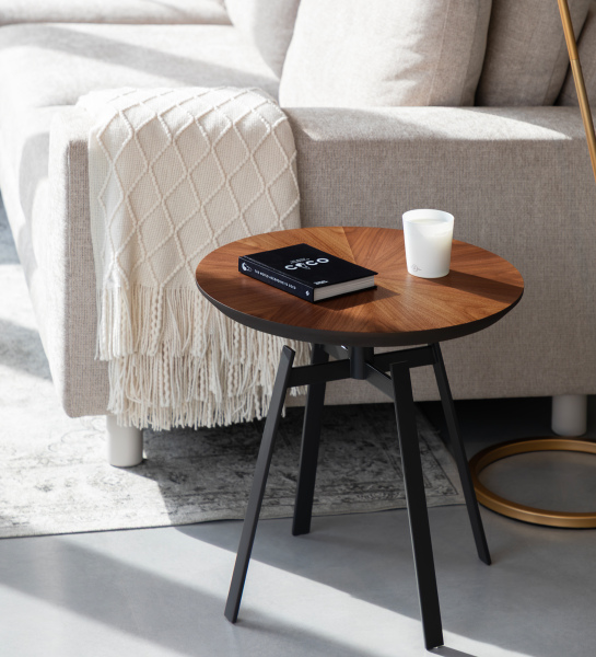 Tokyo round side table, natural walnut top, black lacquered metal foot, Ø 48,5 cm.