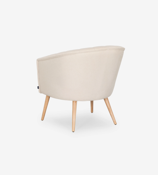 Fauteuil Tokyo recouvert en tissu beige, pieds laqués noir avec pieds en bois de couleur naturelle.