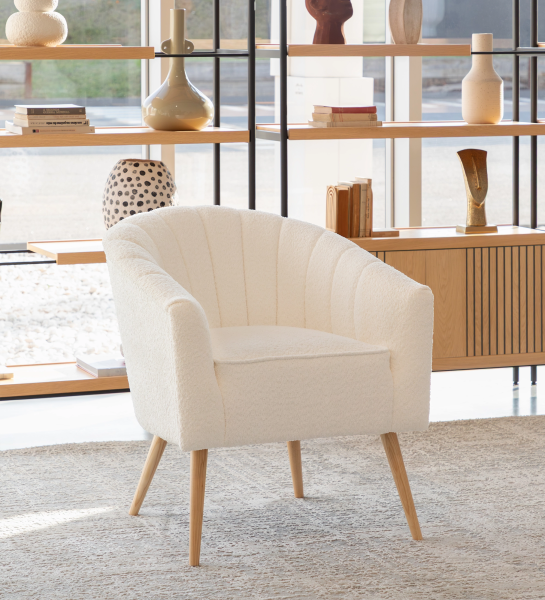 Sillón Tokyo tapizado en tela blanca, pies lacados negro con patas de madera color natural..