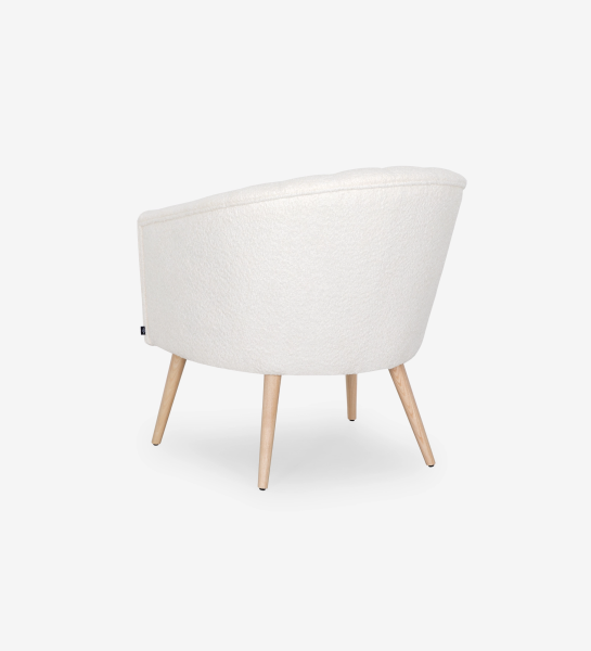 Sillón Tokyo tapizado en tela blanca, pies lacados negro con patas de madera color natural..