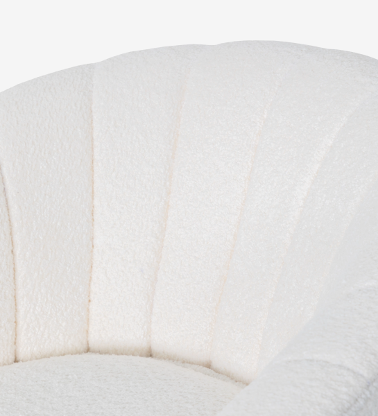 Sillón Tokyo tapizado en tela blanca, pies lacados negro con patas de madera color natural..