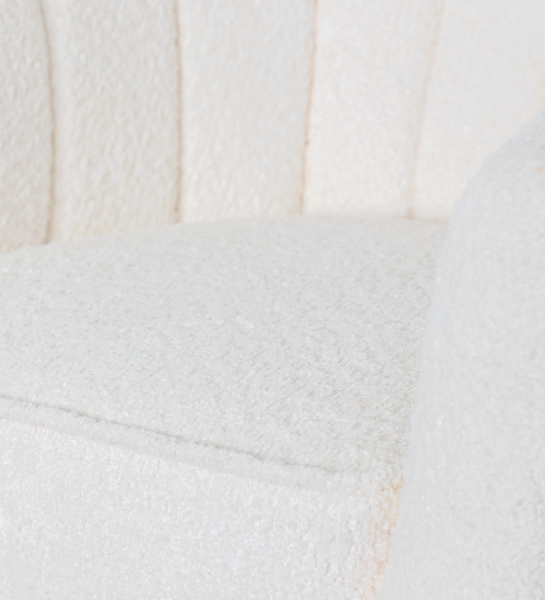 Sillón Tokyo tapizado en tela blanca, pies lacados negro con patas de madera color natural..