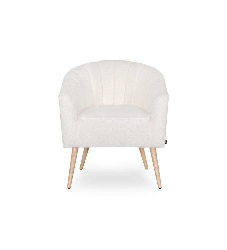 Sillón Tokyo tapizado en tela blanca, pies lacados negro con patas de madera color natural..