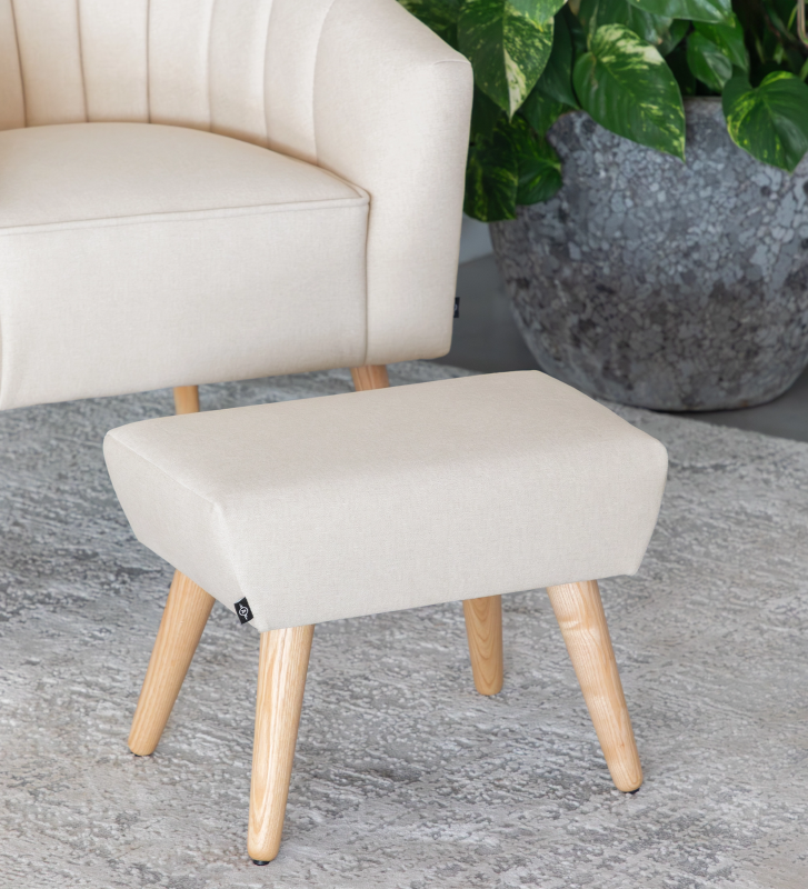 Pousa Pés Oslo tapizado en tela beige, con patas de madera color natural.