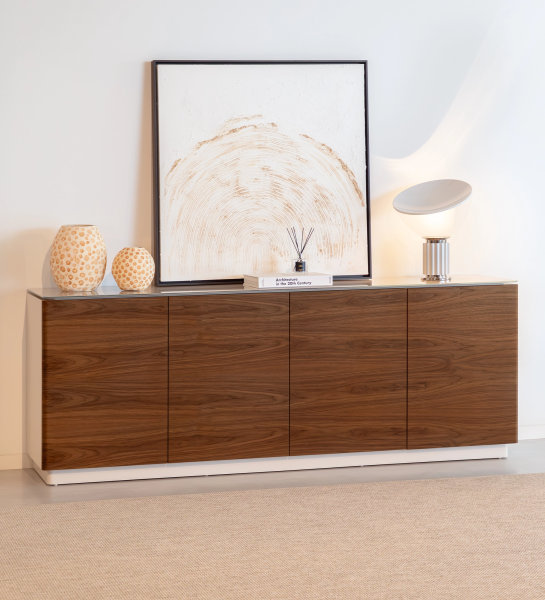 Buffet à 4 portes en noyer naturel, 2 tiroir, plateau en verre et structure laquée perle.