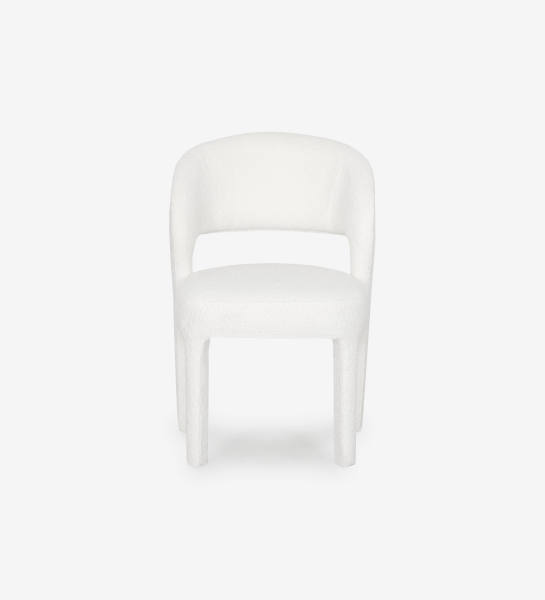 Cadeira estofada a tecido branco.