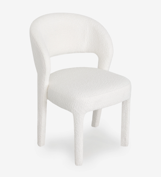 Cadeira estofada a tecido branco.