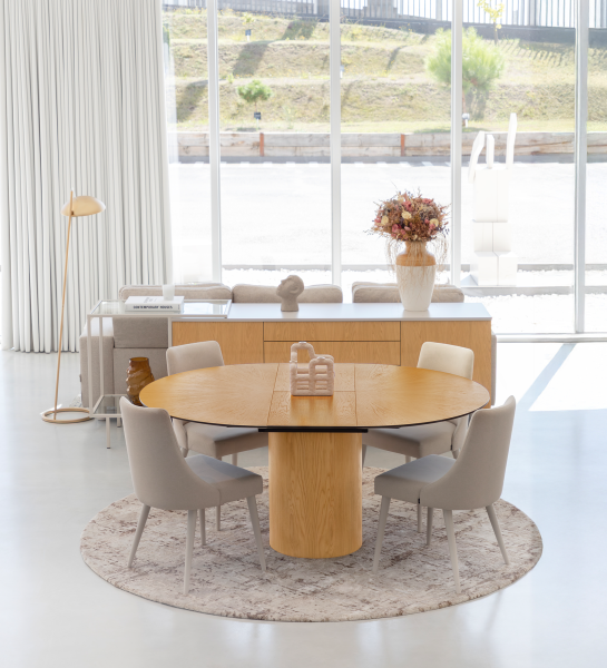 Mesa de Jantar Extensível Geneve redonda em madeira com quatro cadeiras estofadas