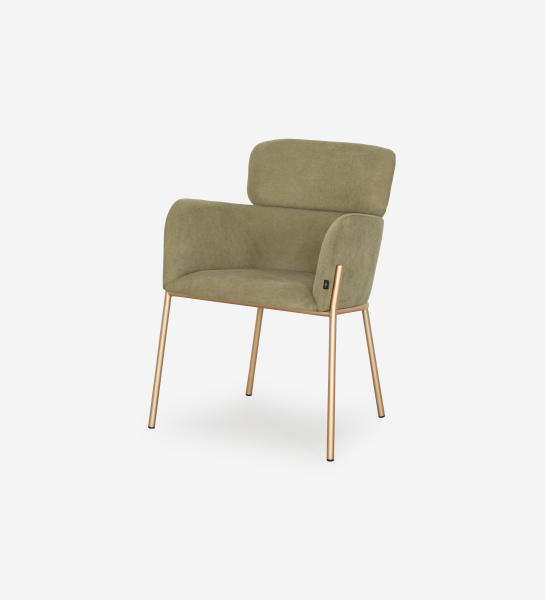 Cadeira Cannes estofada verde-oliva com pernas metálicas douradas e braços