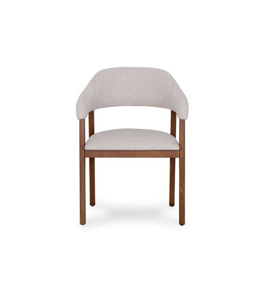 Silla con brazos, en madera de fresno color nogal, con asiento y respaldo tapizados en tela gris.