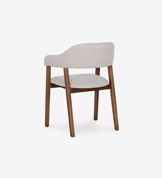 Silla Capri tapizada gris claro con respaldo curvado y patas de madera
