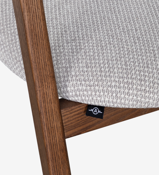 Silla Capri asiento tapizado gris claro con estructura de madera y etiqueta negra