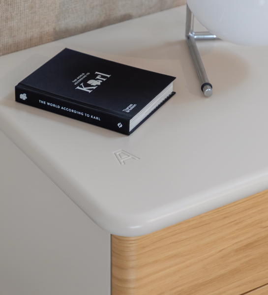 Table de Chevet Paris beige avec livre noir et lampe chromée