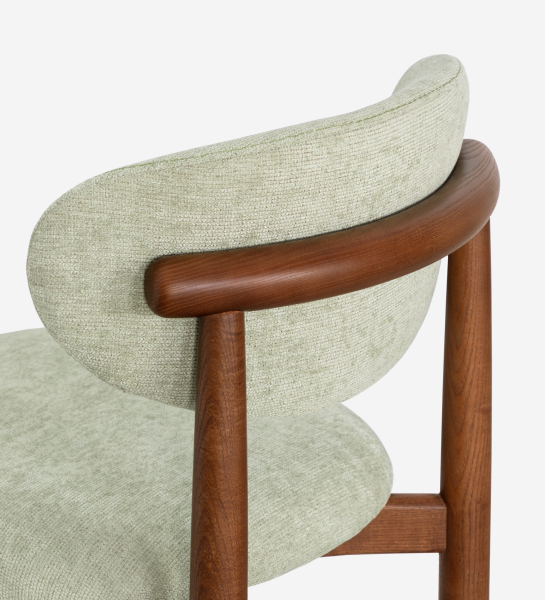 Chaise Nice en tissu vert pâle, dossier incurvé et armature en bois foncé
