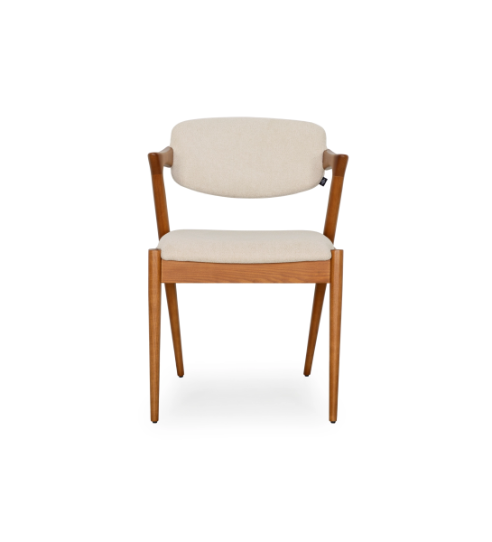 Chaise en frêne couleur miel, avec assise et dossier rembourrés en tissu beige.