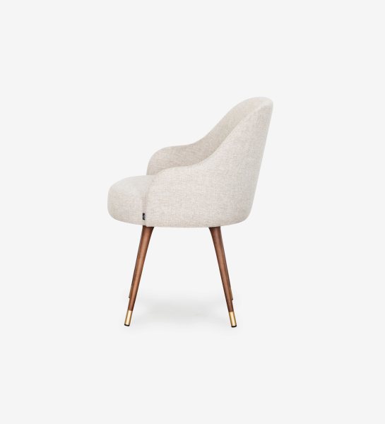 Silla Geneve beige tapizada con patas de madera y puntas doradas, vista lateral