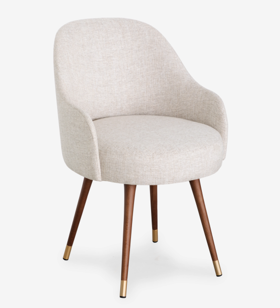 Silla Geneve tapizada crema con patas de madera y puntas metálicas doradas