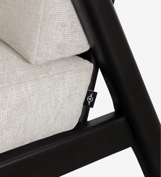 Fauteuil Antarte by IA gros plan coussin beige et cadre bois noir avec étiquette