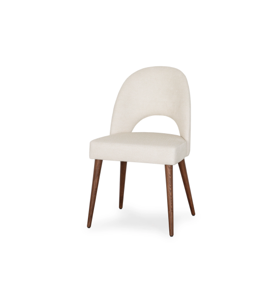 Silla tapizada en tejido beige, con pies de madera color nogal.