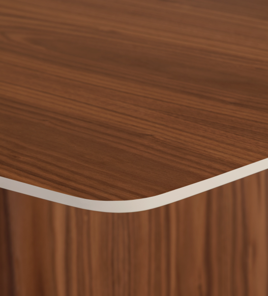 Coin arrondi d'une table en bois avec bord blanc