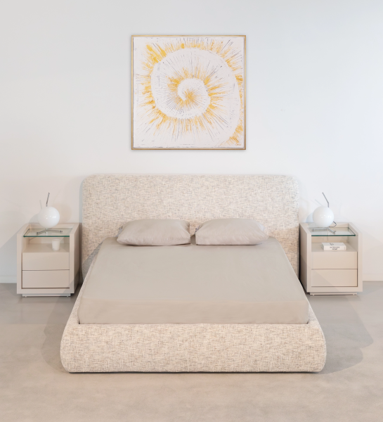 Lit double Paris en tissu beige avec rangement, tables de chevet et tableau mural