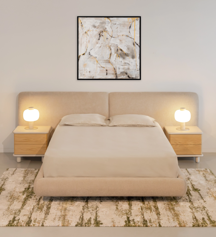 Cama de matrimonio con cabecero dividido y pie de cama suspendido, tapizada en tejido beige.