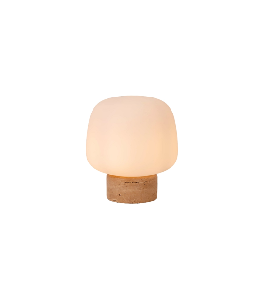 Lampe de table avec base en pierre beige et abat-jour en verre opale.