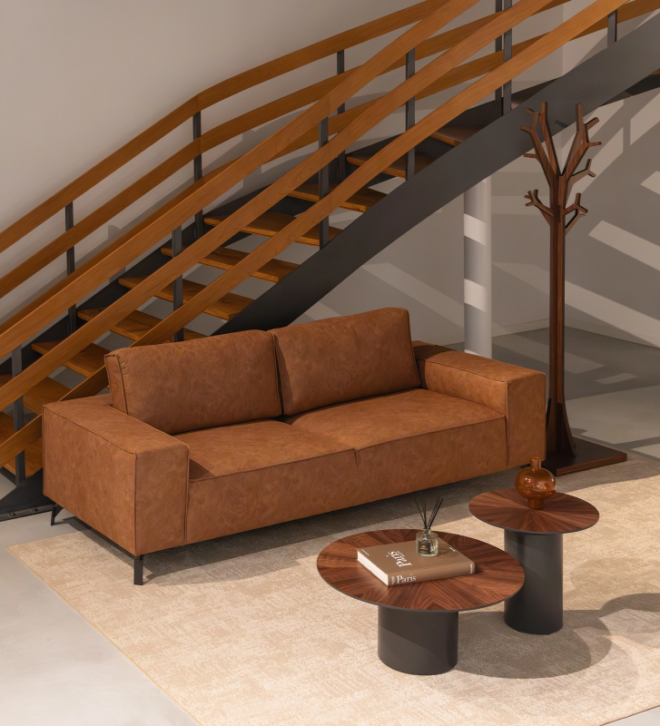 Sofá Tokyo 3 plazas tapizado en tela camel, pies en metal lacado negro, 238 cm.