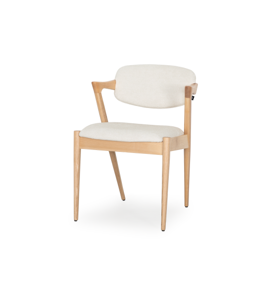 Chaise en bois de frêne naturel, avec assise et dossier recouverts de tissu blanc.