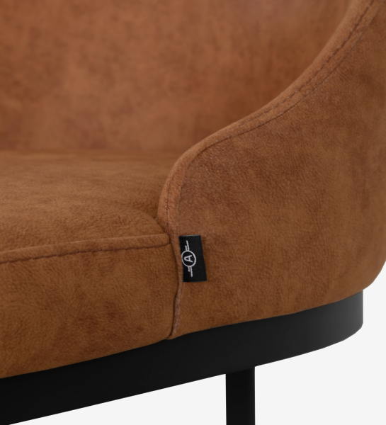 Tabouret Mónaco en velours marron clair, assise courbée et base métal noire.