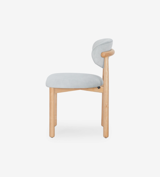 Cadeira Nice vista lateral com estrutura em madeira clara e assento estofado cinza