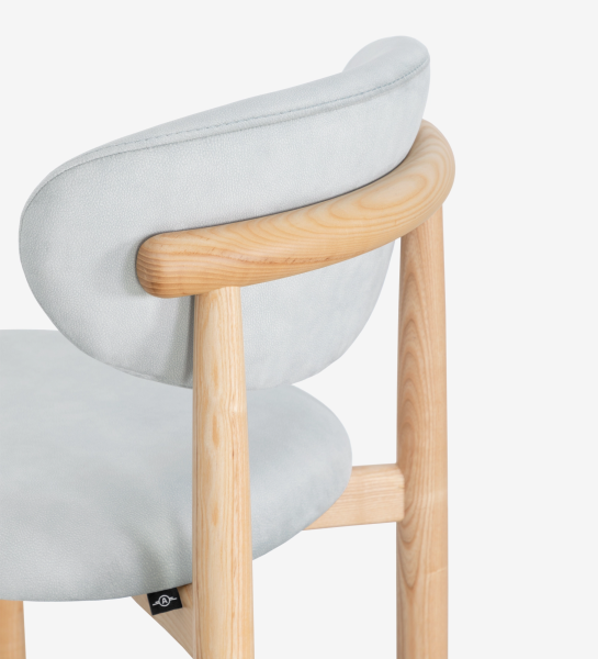 Cadeira Nice com assento e encosto estofados cinza claro e estrutura em madeira clara