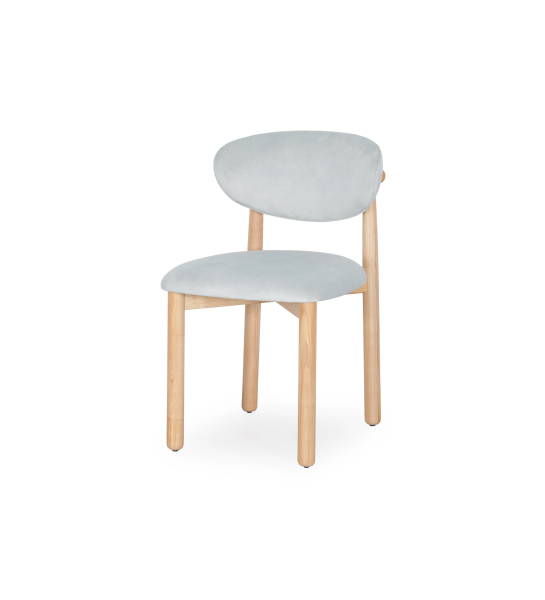 Silla de madera de fresno en color natural, con asiento y respaldo tapizados en tejido azul.