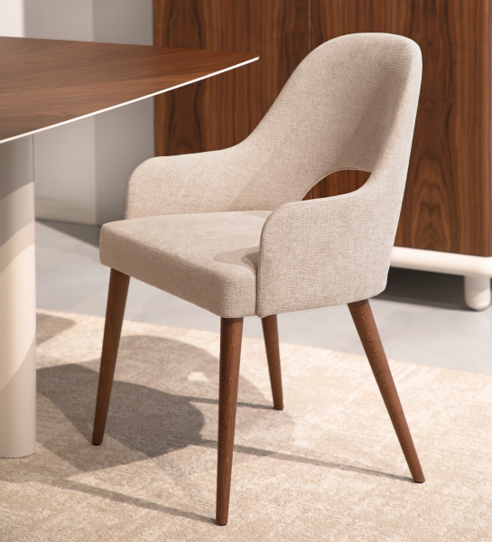 Chaise Paris beige en tissu, accoudoirs intégrés et pieds en bois