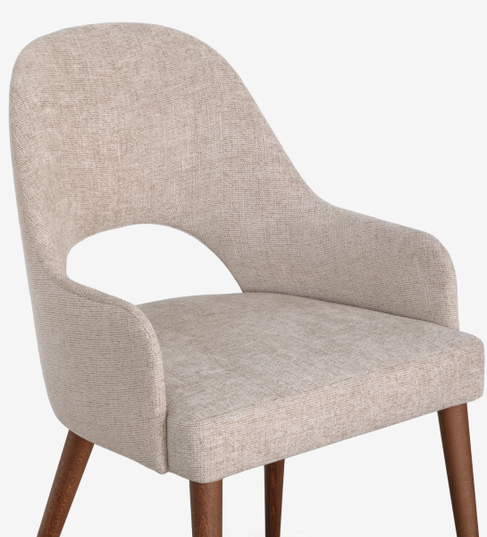 Chaise Paris beige en tissu, dossier incurvé ajouré et pieds en bois.