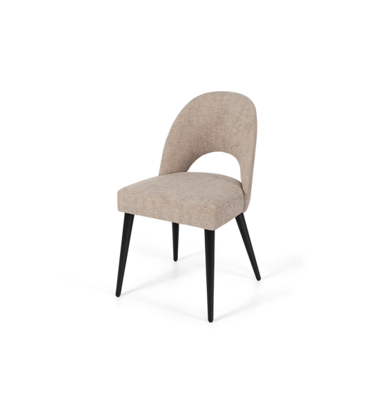 Silla con brazos, tapizada en tejido toffee, con pies de madera color nogal.