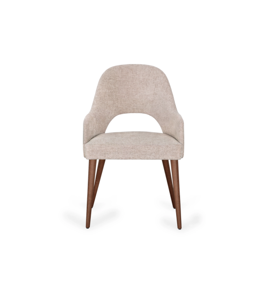 Silla con brazos, tapizada en tejido toffee, con pies de madera color nogal.