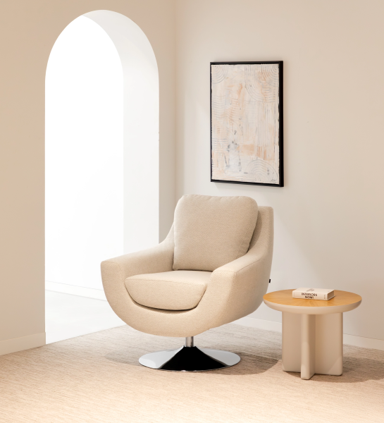 Fauteuil Paris beige pivotant sur socle métallique dans salon minimaliste
