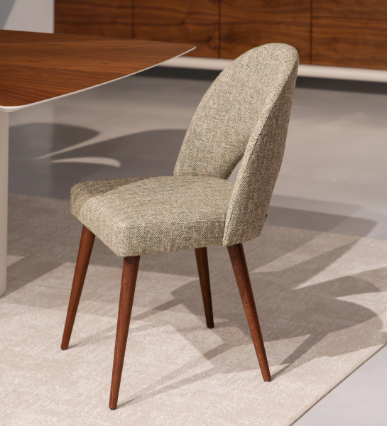 Chaise Paris tapissée beige chiné, dossier arrondi et pieds fuselés en bois foncé